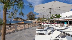 Strandbedden en ligbedden Balliu boulevard hotel zwembad sauna strand